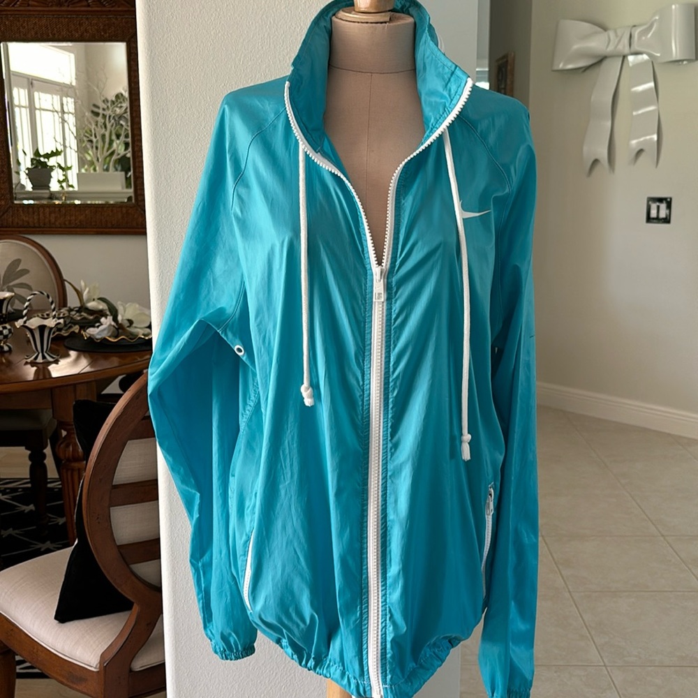 Nike lightweight jacket, worn very little beautiful color, size large
